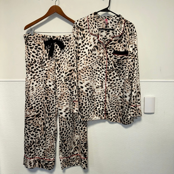 Cosmopolitan Leopard Cheetah Print Pajama Set XL Beige Black Red Women’s - Picture 12 of 16